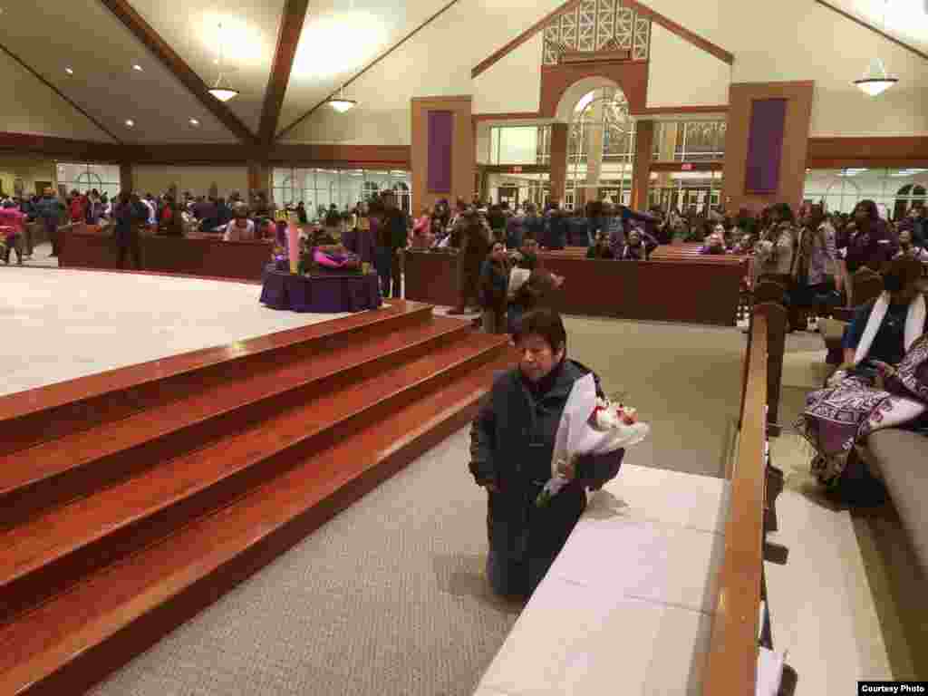 Una señora está arrodillada en una iglesia de Manassas, Virginia, el 12 de diciembre, en el Día de la Virgen de Guadalupe. Foto: Mitzi Macias- VOA