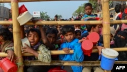 Pengungsi Rohingya menunggu pembagian bantuan makanan di kamp penampungan pengungsi di Thankhali, distrik Ukhia, Bangladesh, 12 Januari 2018. (Foto: dok).