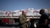 Isroil armiyasi polkovnigi Moshe Tetro speaks G'azoga kirishi kerak bo'lgan gumanitar yordam mashinalari yonida jurnalist bilan gaplashmoqda, Kerem Shalom, 10-yanvar, 2024 