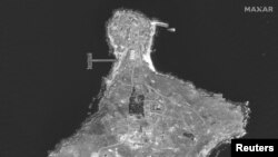 រូប​សខ្មៅ​ពី​ផ្កាយ​រណប WorldView-1 របស់​ក្រុមហ៊ុន Maxar Technologies បង្ហាញ​ចុងខាង​ជើង​នៃ​កោះពស់ (Snake Island) ដែល​មាន​ការ​ឆាបឆេះ​ កាល​ពី​ថ្ងៃ​ទី​២១ ខែ​មិថុនា ឆ្នាំ​២០២២។
