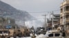 Pasukan keamanan Afghanistan melakukan inspeksi di dekat lokasi serangan di Kabul, Afghanistan, 25 Maret 2020. (Foto: REUTERS/Mohammad Ismail)