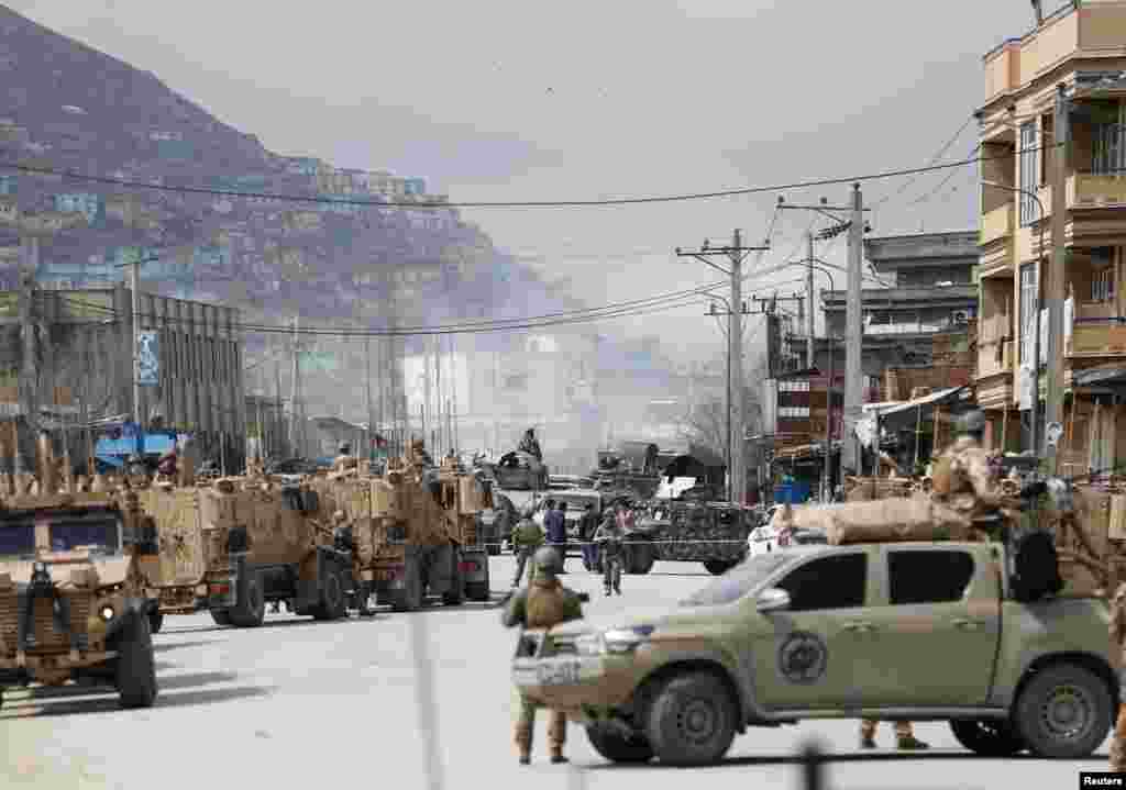 افغانستان کی وزارتِ داخلہ کے ترجمان طارق آریان نے صحافیوں سے گفتگو کرتے ہوئے کہا کہ افغان سیکیورٹی فورسز نے علاقے کو گھیرے میں لے لیا ہے اور حملہ آوروں پر قابو پانے کی کوششیں کی جا رہی ہیں۔