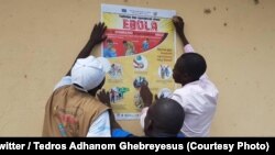 Une équipe de l'OMS colle une affiche de sensibilisation contre Ebola à Beni, Nord-Kivu, le 15 octobre 2018. (Twitter/Tedros Adhanom Ghebreyesus)