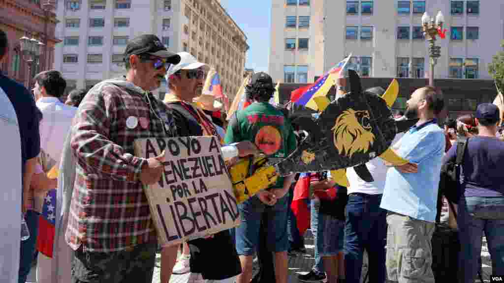 Entre los asistentes a la concentración en la Plaza de Mayo, estuvieron argentinos que mostraron su apoyo a los venezolanos en el país. 