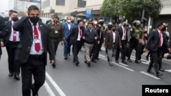 El presidente peruano Pedro Castillo se dirige a dar testimonio sobre presuntos actos de corrupción el pasado 17 de junio de 2022. [Foto: Reuters].