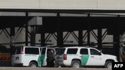 Agentes de la Patrulla Fronteriza detienen a migrantes luego de cruzar la frontera natural de Río Grande entre El Paso, estado de Texas, Estados Unidos, y Ciudad Juárez, estado de Chihuahua, México en busca de asilo político el 26 de enero de 2021.