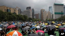 Ljudi nose kišobrane tokom okupljanja u Viktorija parku, kako bi učestvovali u protestima proitv zakona o ekstradiciji u Hong Kongu, 11. avgusta 2019.