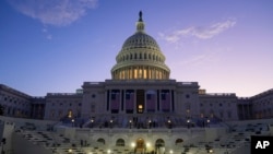 ARCHIVO - El sol sale detrás del Capitolio de Estados Unidos mientras comienza un ensayo en el Frente Oeste antes de la próxima toma de posesión del presidente electo Donald Trump en Washington, el 12 de enero de 2025.