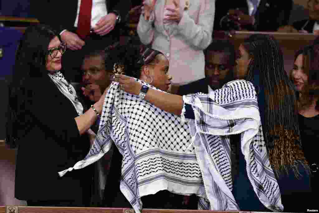Las representantes estadounidenses de origen musulmán, Rashida Tlaib e Ilhan Omar (D-MN) se ponen kufiyas o pañuelos palestinos antes del discurso sobre el Estado de la Nación del presidente Joe Biden como muestra de su solidaridad con Gaza. 