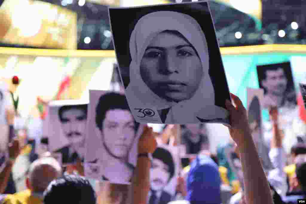 برخی شرکت کنندگان در نشست «ایران آزاد»، عکسهایی از کشته شدگان توسط جمهوری اسلامی را در دست داشتند.