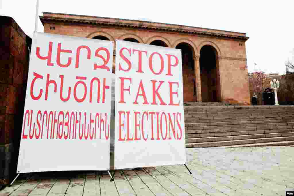 Presidential candidate and owner of a private radio station Andreas Gukasyan spent the one month long campaign period on a hunger strike, living in a tent in front of the National Academy of Sciences, Yerevan, Armenia, Feb. 16, 2013. (V. Undritz/VOA)