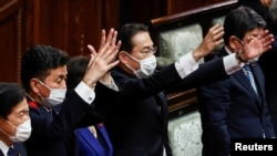 기시다 후미오(가운데) 일본 총리가 14일 도쿄 의사당에서 중의원 해산 선언 뒤 각료들과 만세를 외치고 있다.