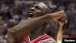 ARCHIVO - Michael Jordan celebra después de que los Chicago Bulls derrotaron a los Utah Jazz 87-86 en el sexto juego de la final de la NBA para ganar su sexto campeonato el 14 de junio de 1998 en Salt Lake City, Utah. 