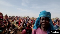 ARCHIVO: Halime Adam Moussa, un sudanés que busca refugio en Chad por segunda vez, espera con otros refugiados para recibir una porción de alimentos del Programa Mundial de Alimentos (PMA), cerca de la frontera entre Sudán y Chad en Koufroun, Chad, el 9 de mayo de 2023.