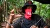 El comandante Uriel del frente Ernesto Che Guevara, perteneciente a la guerrilla del Ejército de Liberación Nacional (ELN), habla con AFP durante una entrevista en la selva, en el departamento de Chocó. [Foto: Archivo]