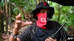 El comandante Uriel del frente Ernesto Che Guevara, perteneciente a la guerrilla del Ejército de Liberación Nacional (ELN), habla con AFP durante una entrevista en la selva, en el departamento de Chocó. [Foto: Archivo]