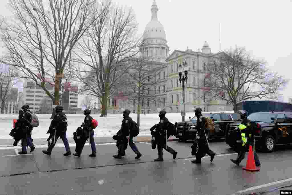Los miembros de la policía estatal llegan al Capitolio del estado de Michigan en Lansing, Michigan. 17 de enero de 2021.