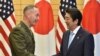 美军参谋长联席会议主席邓福德将军(左)在东京会晤日本首相安倍晋三。（2017年8月18日）