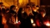 Umat Katolik saat menghadiri Malam Paskah di luar ruangan saat penyebaran COVID-19 berlanjut di Hanau, Jerman, 3 April 2021. (Foto: REUTERS/Kai Pfaffenbach)