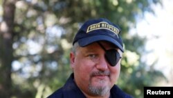 ARCHIVO - El fundador de la milicia Oath Keepers, Stewart Rhodes, posa durante una sesión de entrevista en Eureka, EEUU, el 20 de junio de 2016.
