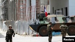 Des soldats français dans une rue du Plateau, près de l'hôtel Novotel, Abidjan, Côte d'Ivoire, 7 avril 2011. 