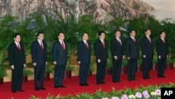 中共17大后九常委亮相，左一为当时的公安部长周永康