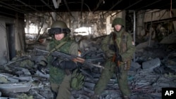 Rebeldes prorrusos dentro del destruido aeropuerto de Donetsk en el este de Ucrania.