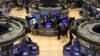 2025年3月7日紐約市開市時交易員在證券交易所(NYSE) 大廳工作。