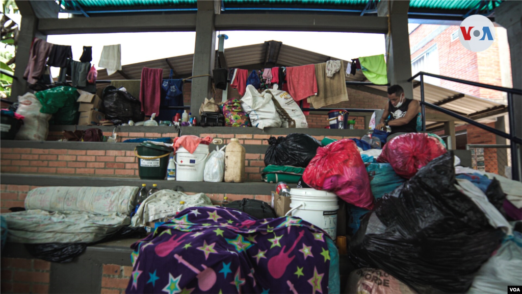 Muchas de las personas que abandonaron su hogar en Venezuela cruzaron la frontera por trochas y ríos, dejando atrás sus pertenencias.