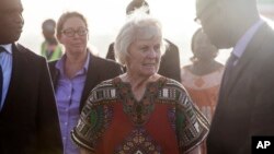 Jocelyn Elliott, ex-otage, arrive à Ouagadougou le 8 février 2016. (AP Photo/Theo Renaut)