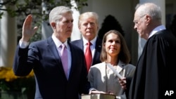 Presiden AS Donald Trump menyaksikan pengambilan sumpah Neil Gorsuch sebagai Hakim Agung di Gedung Putih, 10 April 2017 lalu (foto: dok). 