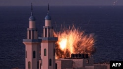 Una bola de fuego estalla en medio de un bombardeo israelí en Gaza, el jueves 12 de octubre de 2023, días luego de un ataque del grupo islamista Hamás en el sur de Israel. El conflicto ha dejado al menos 2.400 víctimas de ambos bandos.