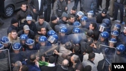 Ratusan demonstran yang menuntut perubahan politik di Aljazair bentrok dengan polisi di Algiers, Aljazair.