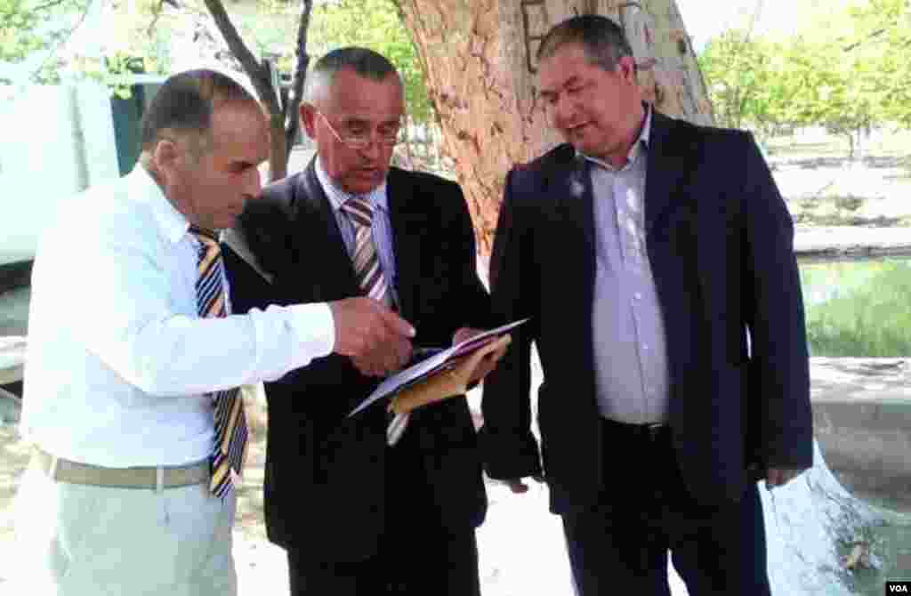 Konibodomlik taniqli o'zbek jurnalisti Maqsud Jo'ra, publisist Hakim Zokir va qishloq raisi o'tkaziladigan tadbir rejasiga aniqlik kiritishmoqda