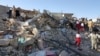 Un puissant tremblement de terre a secoué la frontière Iran-Irak dimanche dernier, tuant plus d&#39;une centaine de personnes et en blessant 800 dans la seule région montagneuse de l&#39;Iran, ont déclaré les médias d&#39;Etat, le 13 novembre 2017.