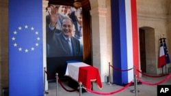 Selon le souhait de son épouse Bernadette, Jacques Chirac, sera inhumé au cimetière parisien du Montparnasse dans le caveau où repose leur fille aînée Laurence, décédée en 2016.