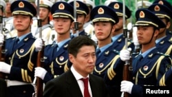資料照片：時任蒙古國總理巴特包勒德訪問中國時在北京人民大會堂檢閱儀仗隊。(2011年6月16日)