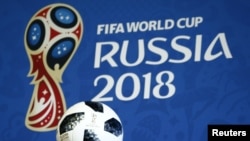 FOTO ARSIP: Sebagian dari bola resmi untuk pertandingan Piala Dunia FIFA 2018 di Rusia, 29 Movember 2017 (foto: REUTERS/Maxim Shemetov/Foto Arsip)