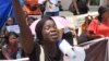 Plusieurs organisations de femmes demandent le départ de la gouverneure de Mandoul suite un accord de réparation civile signé entre les autorités administratives et traditionnelles, au Tchad, le 21 juin 2021. (VOA/André Kodmadjingar)
