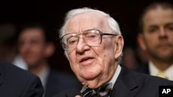 Pensiunan Hakim Agung AS, John Paul Stevens di Gedung Capitol, Washington DC, 30 April 2014. (Foto: dok).