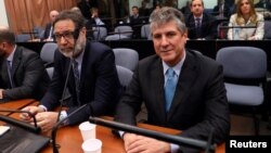Former Argentine Vice President Amado Boudou (R) attends the sentence hearing on his trial for corruption charges in Buenos Aires, Argentina, Aug. 7, 2018.