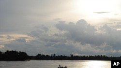 អ្នក​នេសាទ​ម្នាក់​អ៊ុំ​ទូក​នៅ​​តាម​ទន្លេ​មេគង្គ​ត្រង់​ចំណុច​ស្រុក​សម្បូរ ​ខេត្ត​ក្រចេះ។ កន្លែង​នេះ​ជាតំបន់​ដែល​រដ្ឋាភិបាល​កម្ពុជា​មាន​គម្រោង​សាង​សង់​ទំនប់​វារី​ អគ្គិសនី​កាត់​ទន្លេ​មេគង្គ​ដ៏​ធំ​មួយ។ អនាគត​នៃ​គម្រោង​​សម្បូរ​នេះ​ក៏​អាស្រ័យ​មួយ​ផ្នែក​ទៅ​លើ​ស
