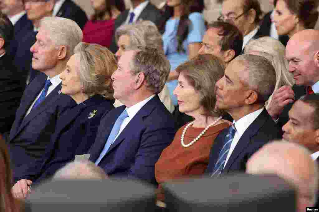 A la ceremonia de investidura asistieron Barack Obama, Bill Clinton y George W. Bush, así como la exsecretaria de Estado Hillary Clinton.