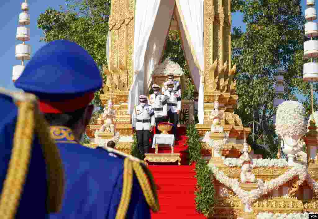 ពិធីបូជាព្រះសពរបស់សម្តេចក្រុមព្រះ នរោត្តម រណឫទ្ធិ នៅវាលព្រះមេរុ មុខវត្តបុទមវតី រាជធានីភ្នំពេញ ថ្ងៃទី៨ ខែធ្នូ ឆ្នាំ២០២១។ (ខាន់ សុគុំមនោ/វីអូអេ)