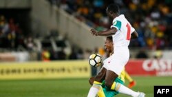 Le milieu de terrain sénégalais Cheikh Ndoye, à droite, en duel avec le milieu de terrain sud-africain Themba Zwane lors du match de qualification pour le Mondial 2018 entre l'Afrique du Sud et le Sénégal au stade Peter Mokaba de Polkowane, 10 novembre 2017. 