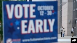 Imagen del State Farm Arena durante la votación anticipada el lunes 12 de octubre de 2020 en Atlanta.
