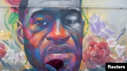 Mural George Floyd di Denver, Colorado, 20 April 2021. (REUTERS/Kevin Mohatt)