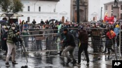 El clima político en Ecuador está también caldeado por protestas contra el aumento del desempleo y medidas de austeridad tomadas por el gobierno tras un acuerdo con el FMI.
