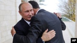 Vladimir Poutine (à gauche) et Bachar al-Assad, Sotchi, Russie, le 20 novembre 2017.