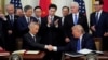 在美国华盛顿白宫东厅举行的仪式上，中国国务院副总理刘鹤（左）与美国总统特朗普（右）在签署美中第一阶段贸易协定后握手（2020年1月15日）。